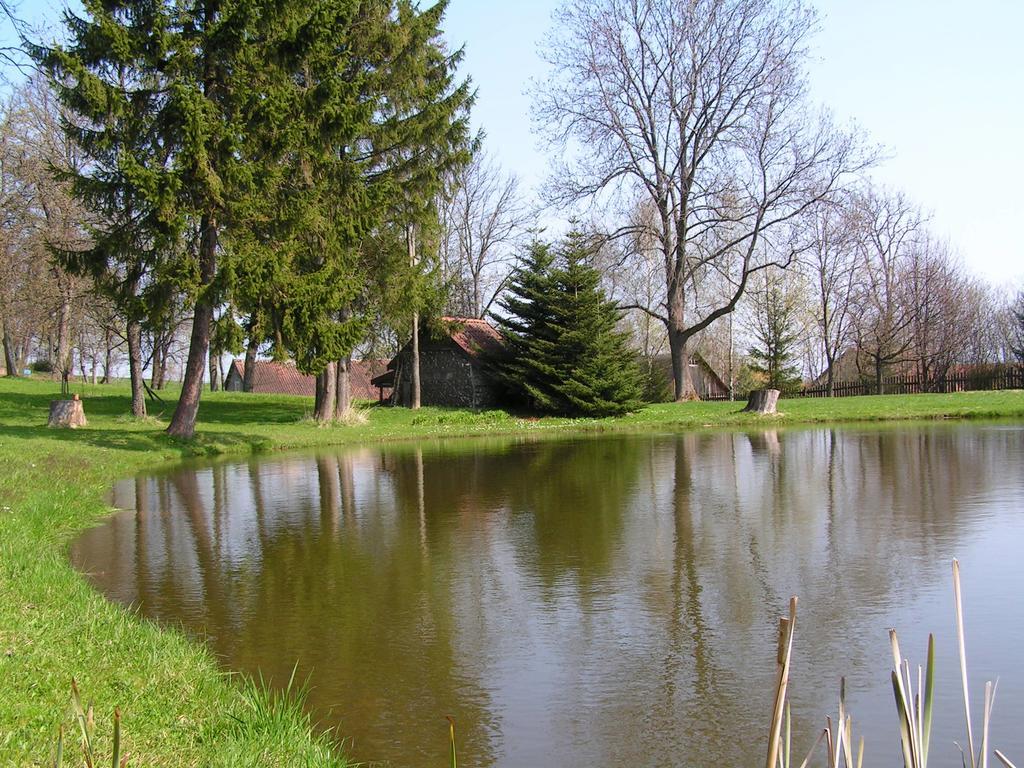 Dworek Szarki Luaran gambar